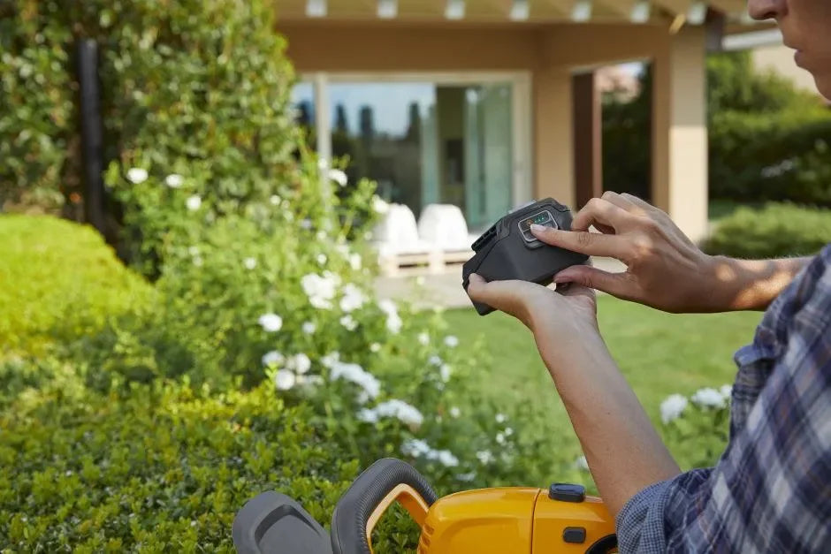 Stiga HT 100e Kit akkupensasleikkuri -setti - Puutarhakone