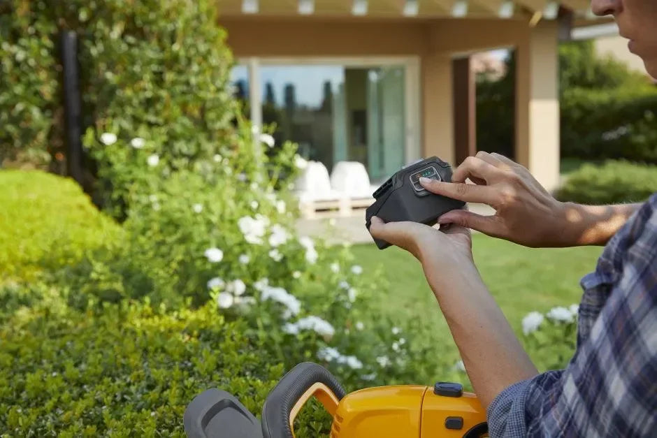 Stiga HT 100e Kit akkupensasleikkuri -setti - Puutarhakone