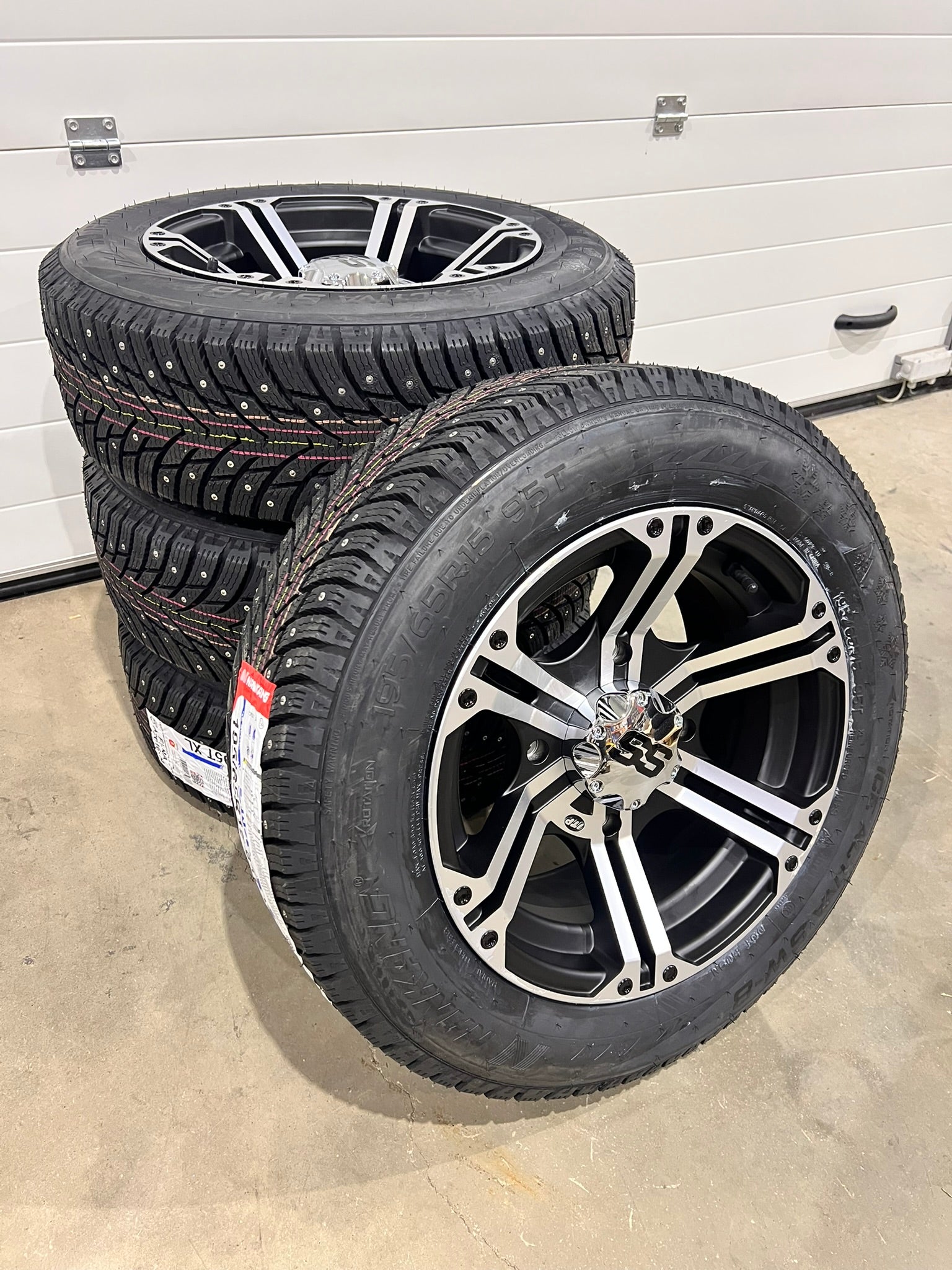 Pyöräsarja nastarenkailla 195/65-15 + ITP S&S-Vanteet