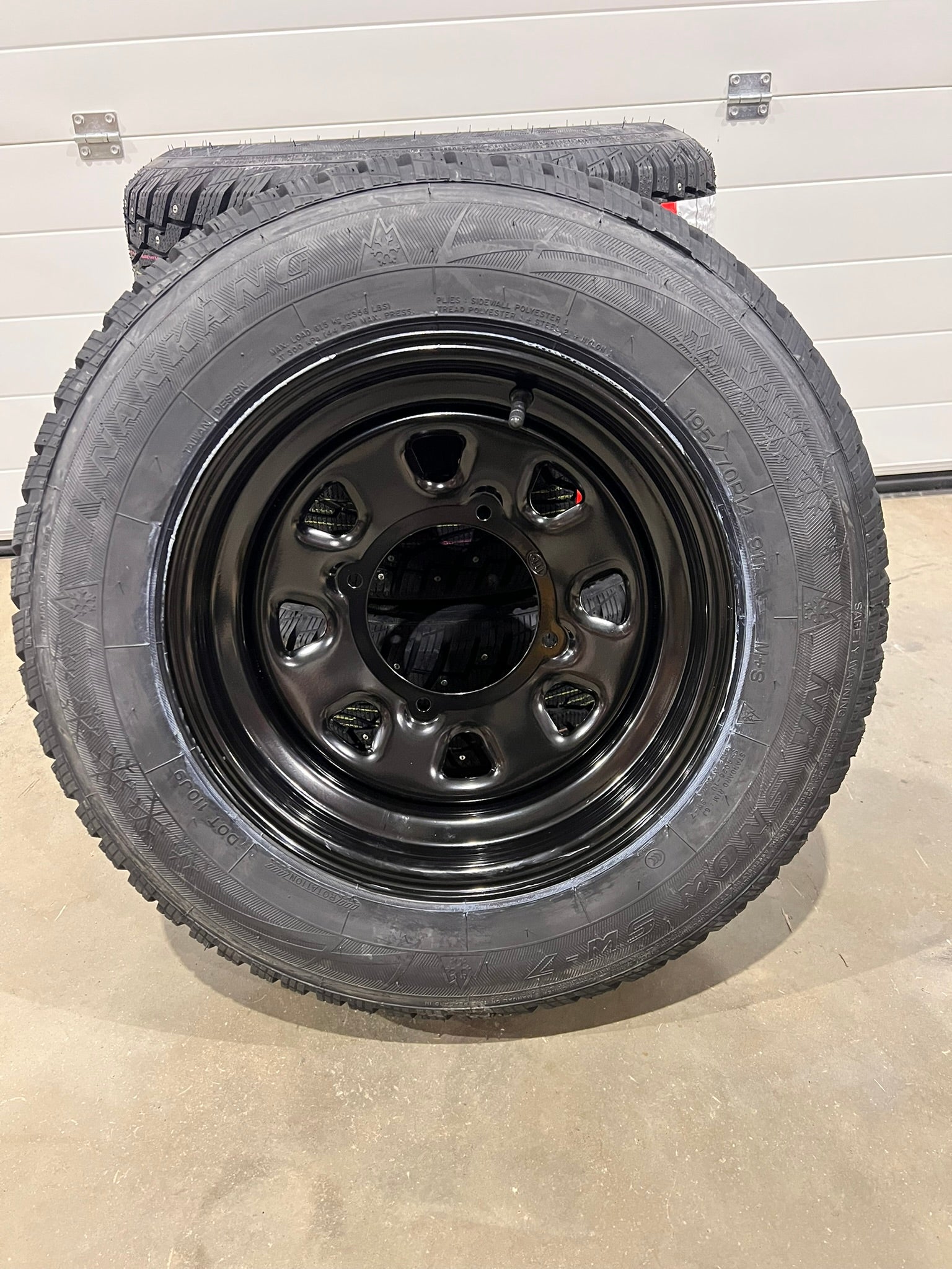 Pyöräsarja nastarenkailla 195/70-14 + ITP peltivanteet