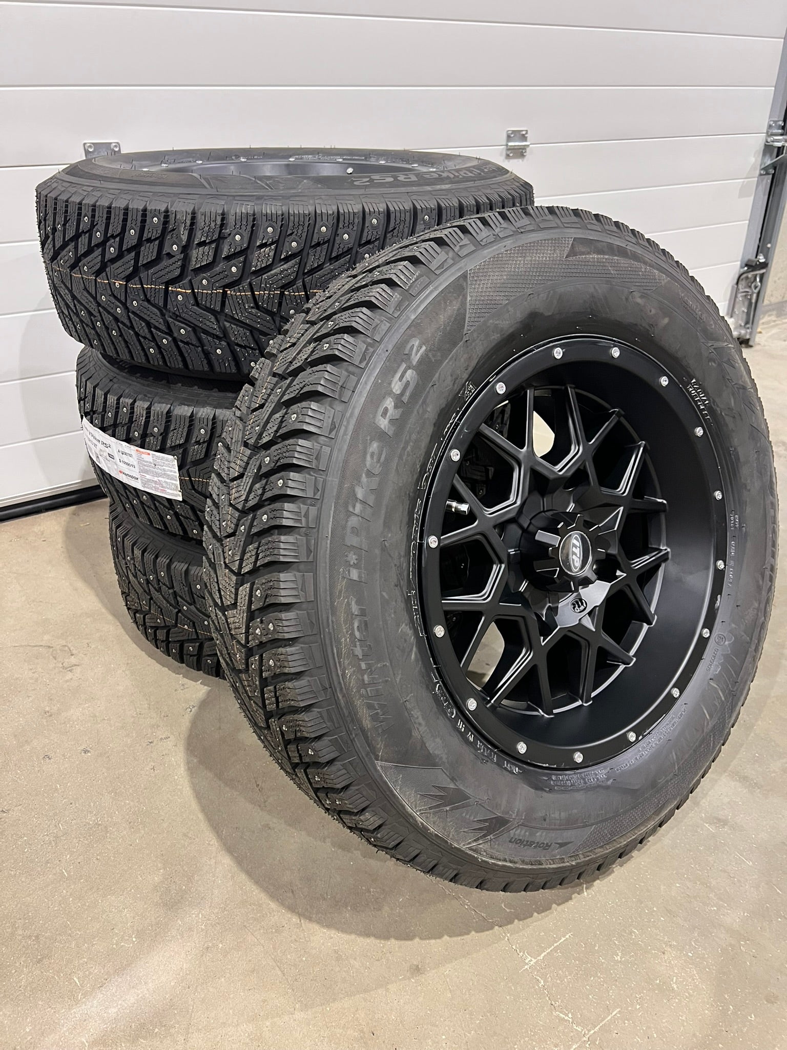 Pyöräsarja nastarenkailla 215/70-15 + ITP Hurricane- vanteet