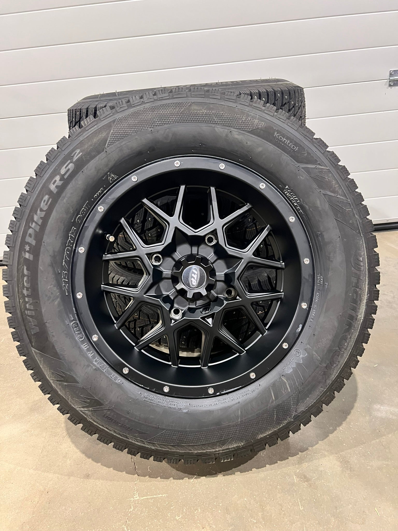 Pyöräsarja nastarenkailla 215/70-15 + ITP Hurricane- vanteet