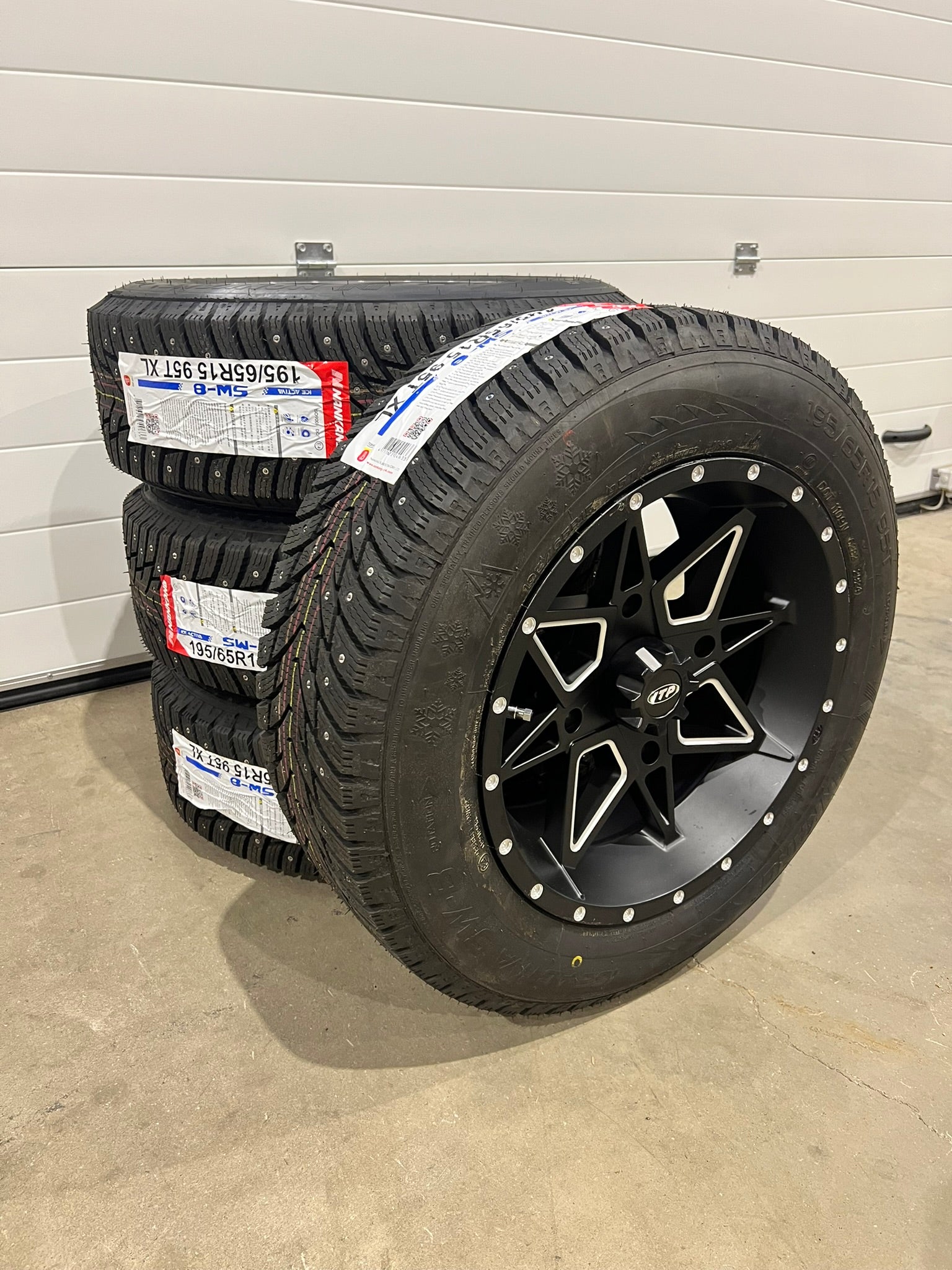 Pyöräsarja nastarenkailla 195/65-15 + ITP Tornado- vanteet