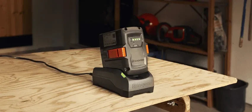 Husqvarna 215iHD45 akkupensasleikkuri -setti - Puutarhakone