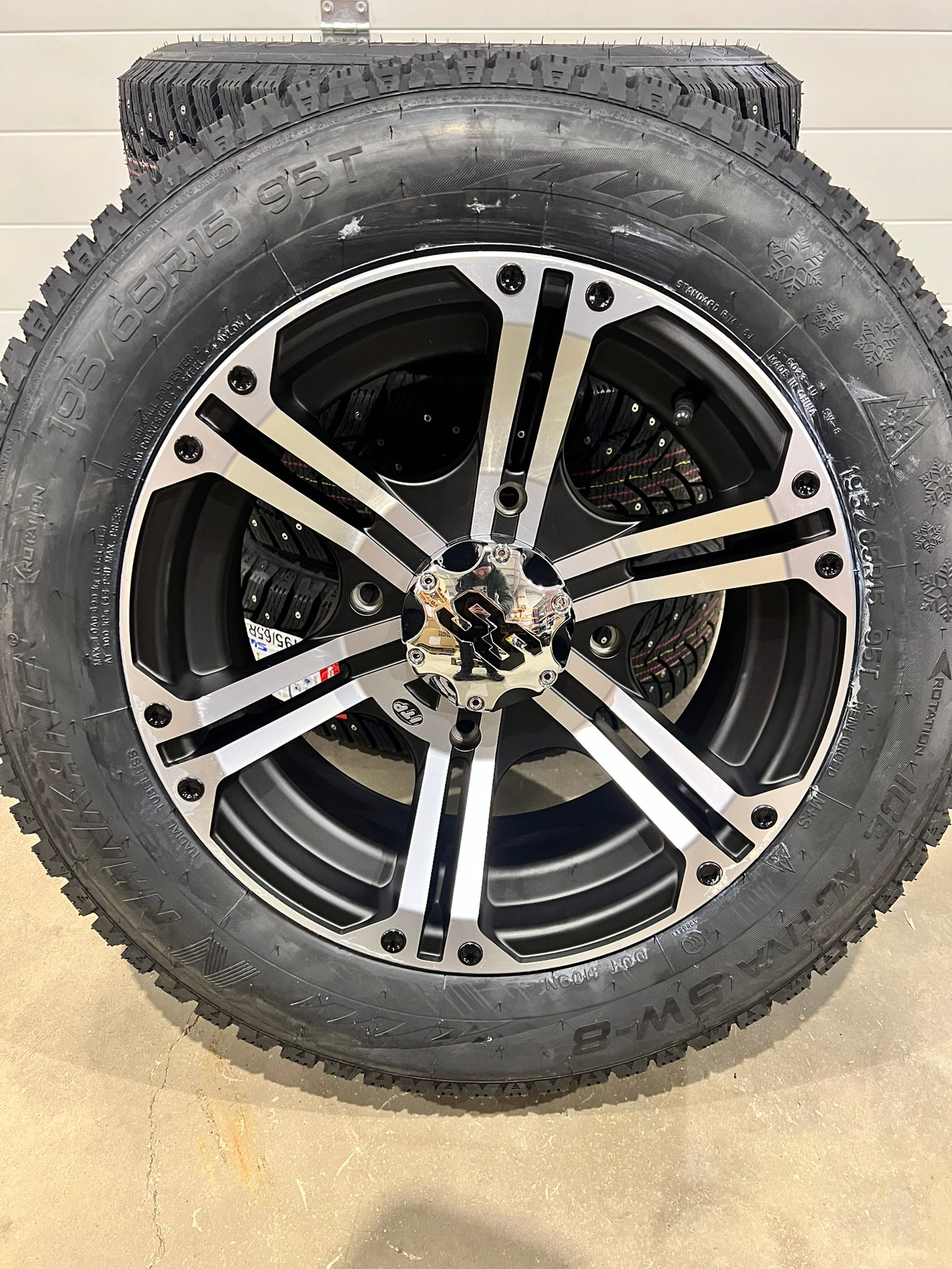 Pyöräsarja nastarenkailla 195/65-15 + ITP S&S-Vanteet