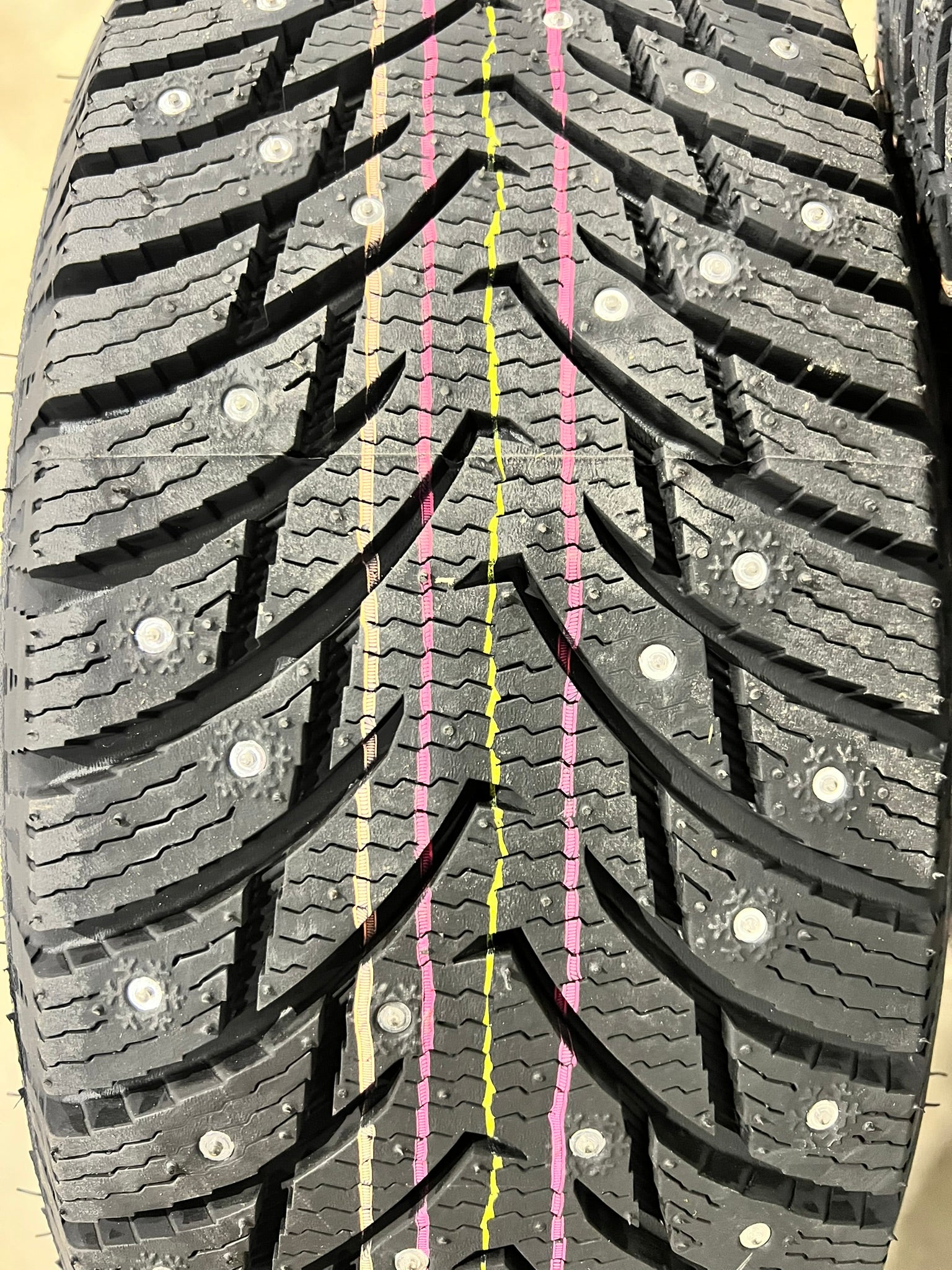 Pyöräsarja nastarenkailla 195/65-15 + ITP S&S-Vanteet