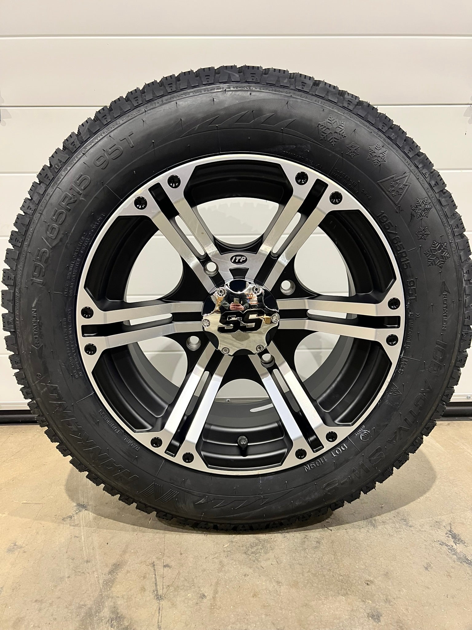 Pyöräsarja nastarenkailla 195/65-15 + ITP S&S-Vanteet