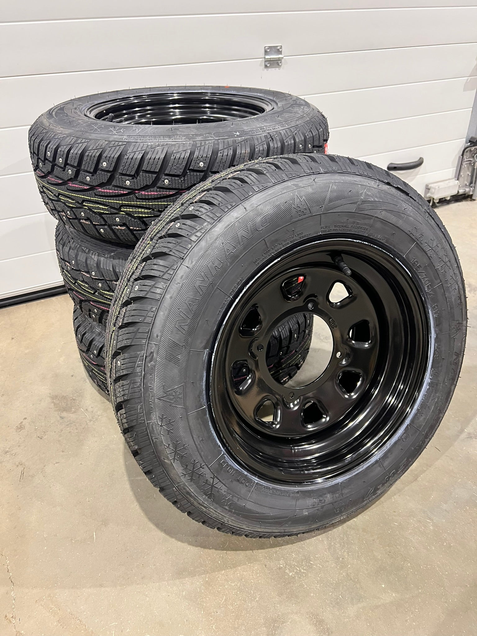 Pyöräsarja nastarenkailla 195/70-14 + ITP peltivanteet