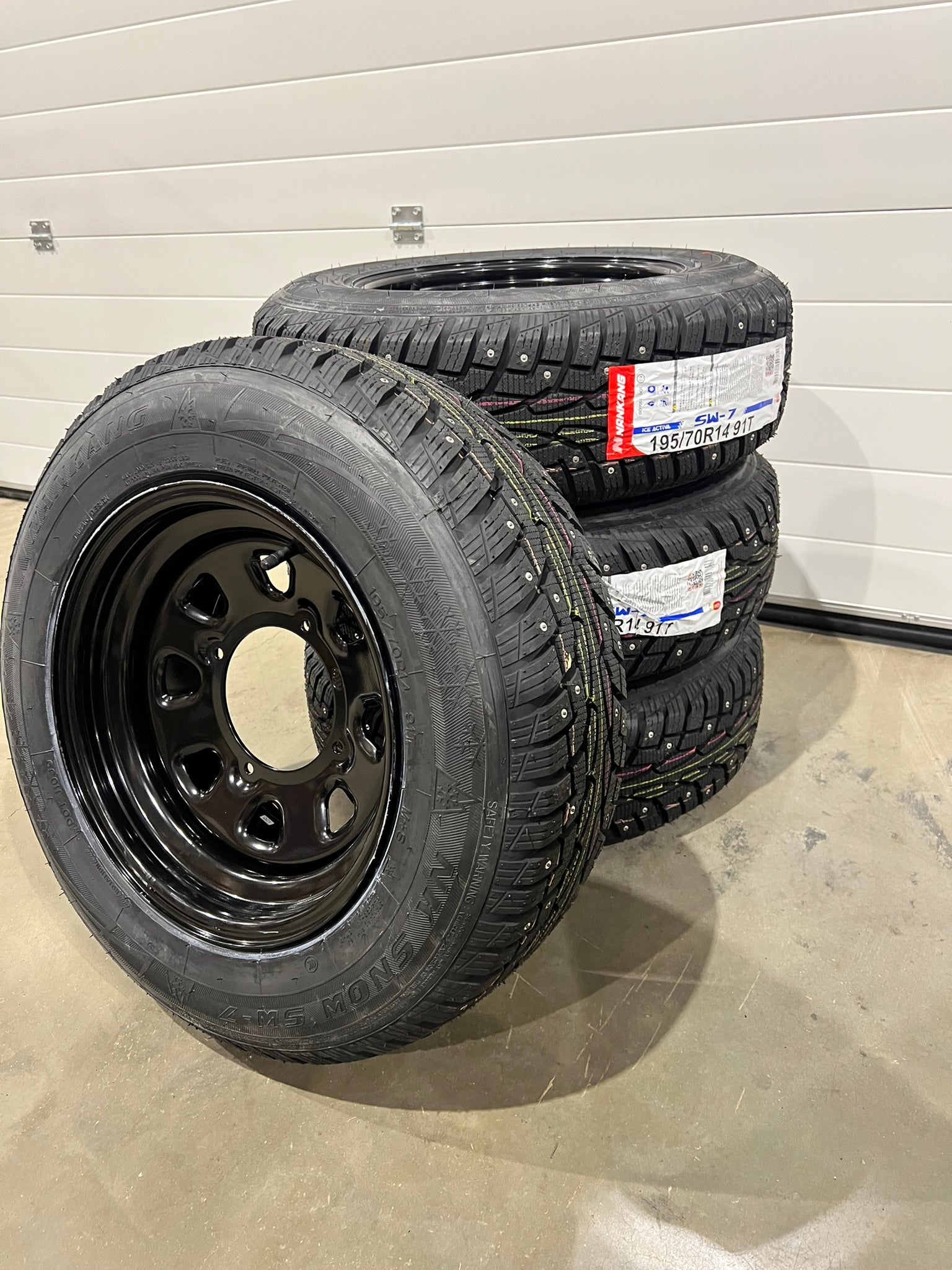 Pyöräsarja nastarenkailla 195/70-14 + ITP peltivanteet