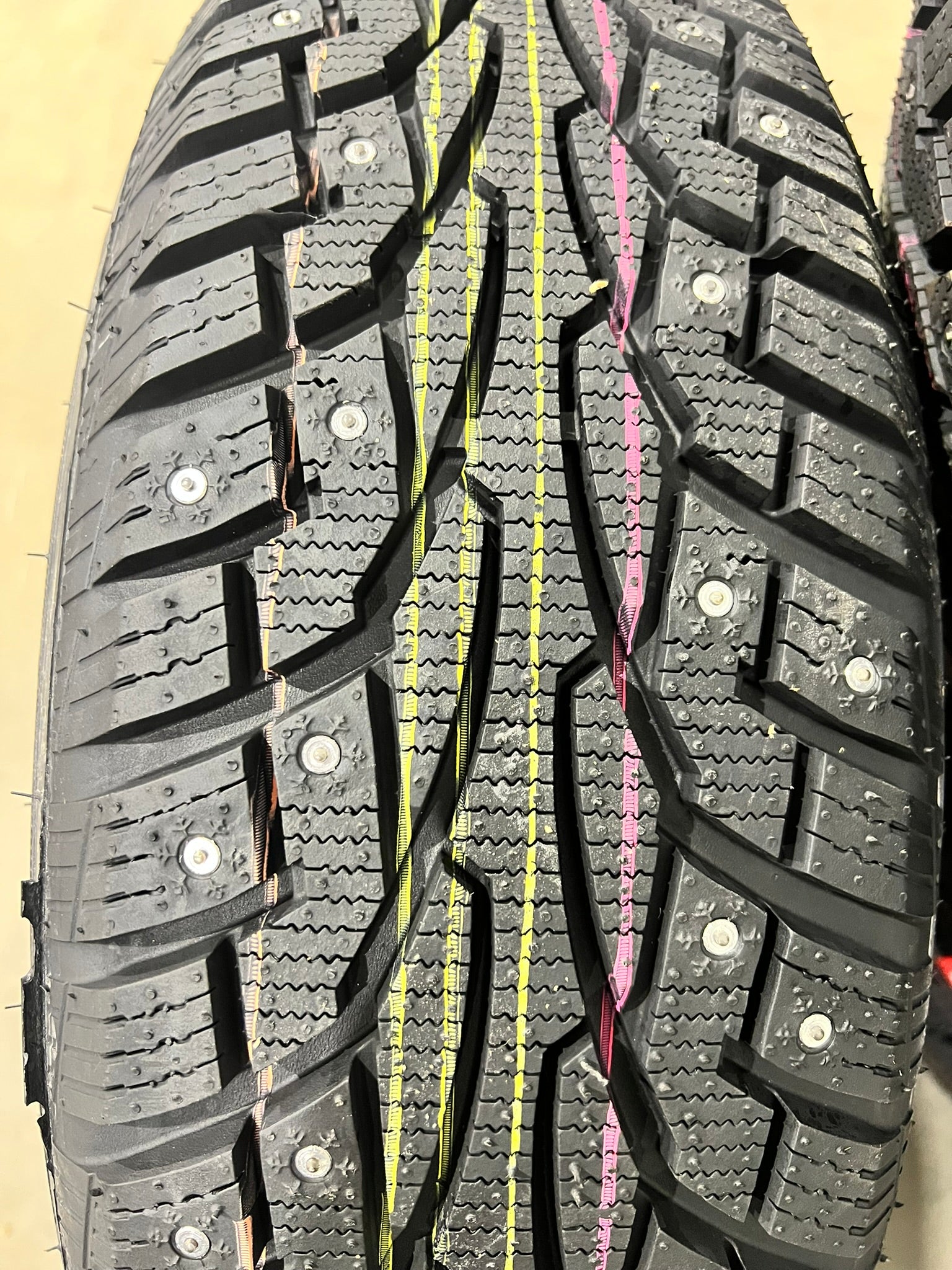 Pyöräsarja nastarenkailla 195/70-14 + ITP peltivanteet