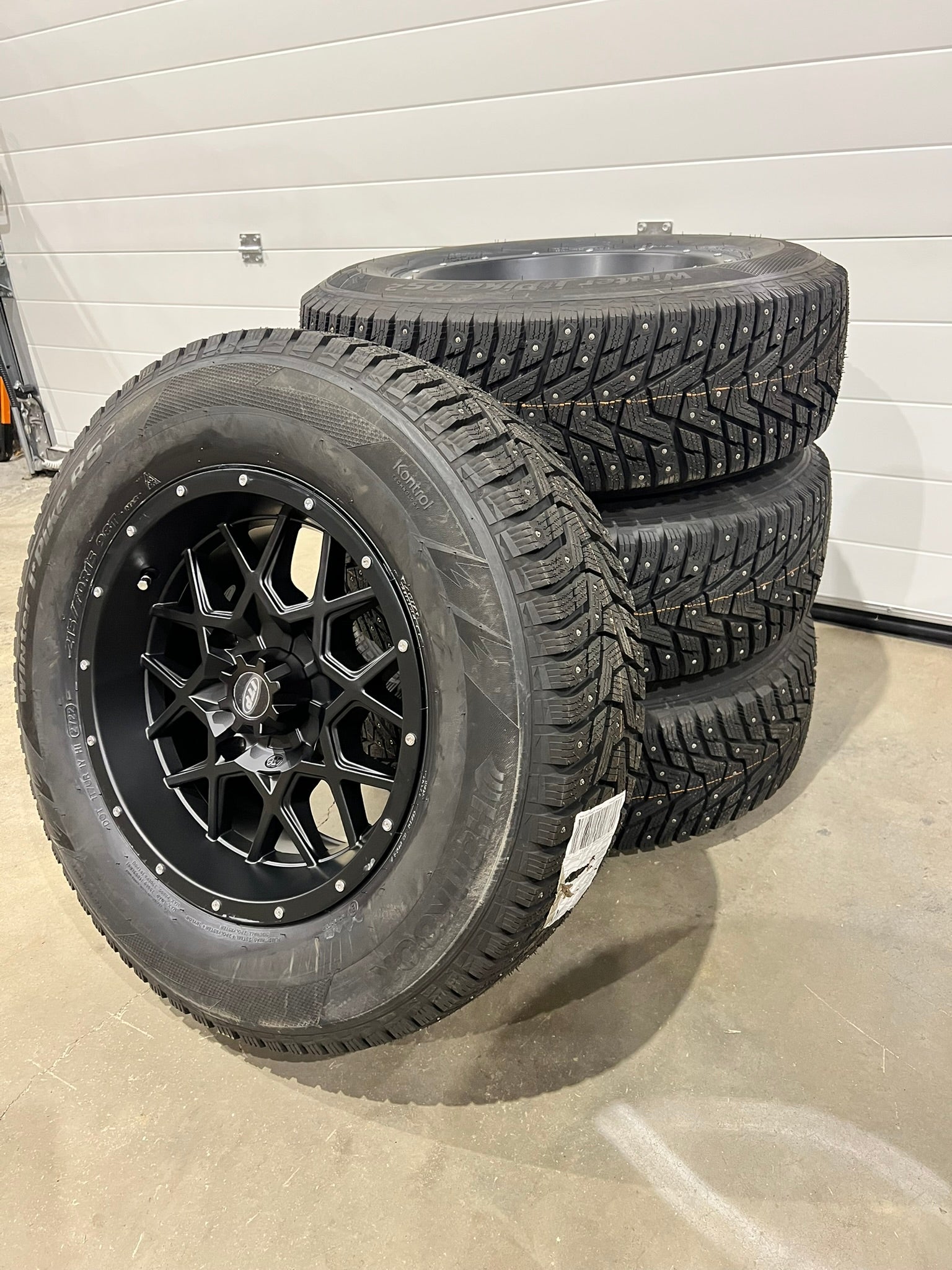 Pyöräsarja nastarenkailla 215/70-15 + ITP Hurricane- vanteet