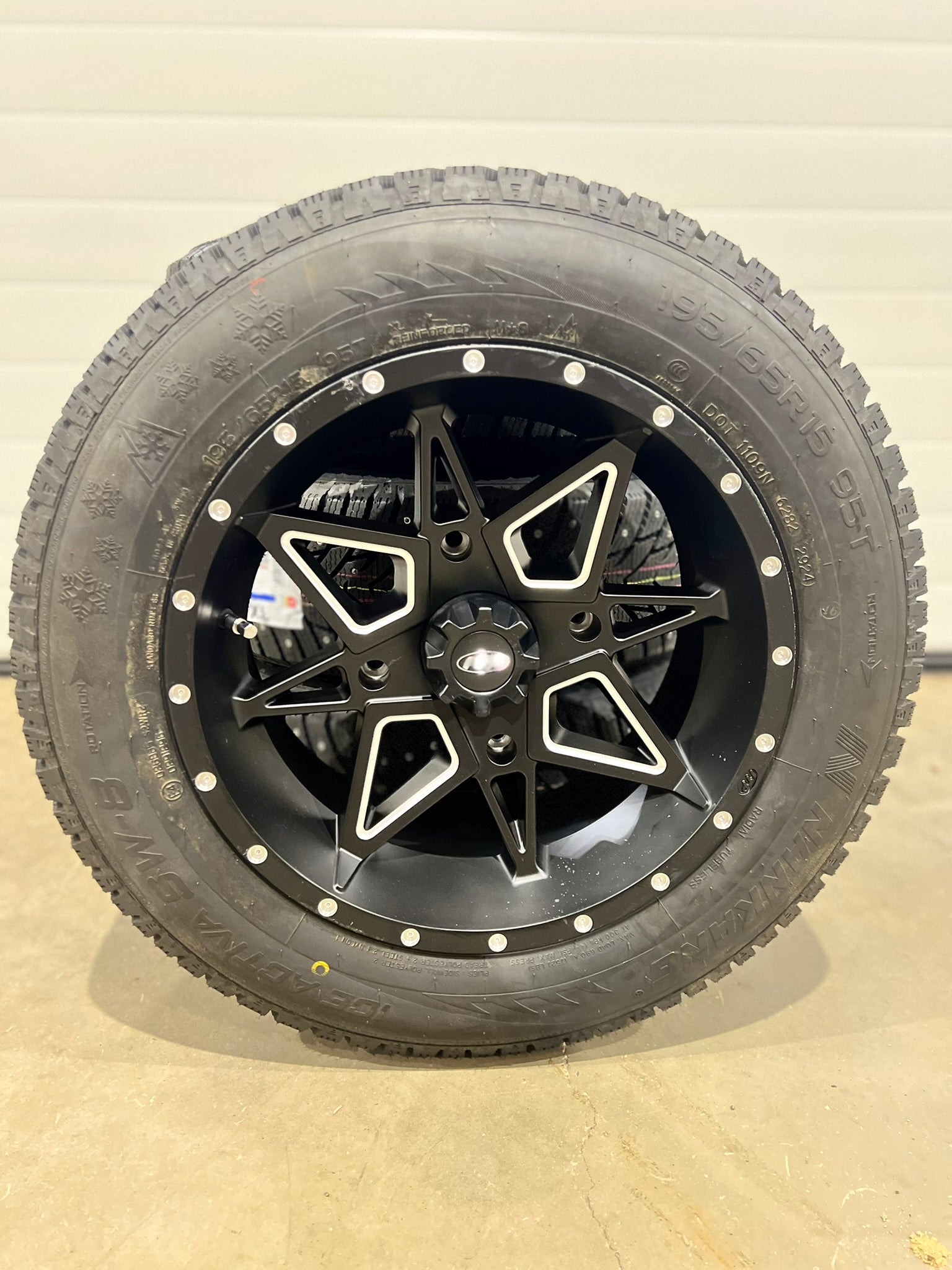 Pyöräsarja nastarenkailla 195/65-15 + ITP Tornado- vanteet