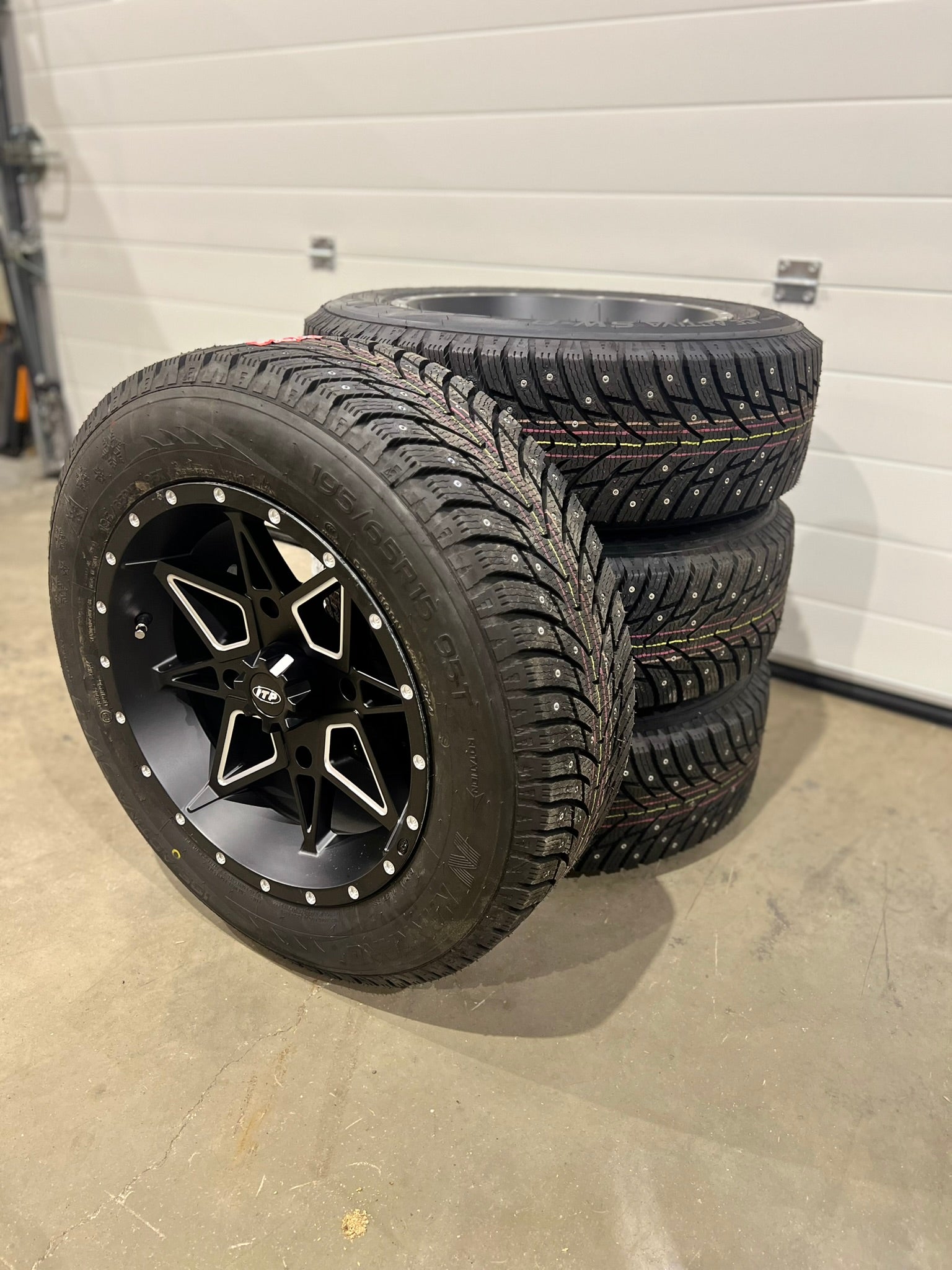 Pyöräsarja nastarenkailla 195/65-15 + ITP Tornado- vanteet