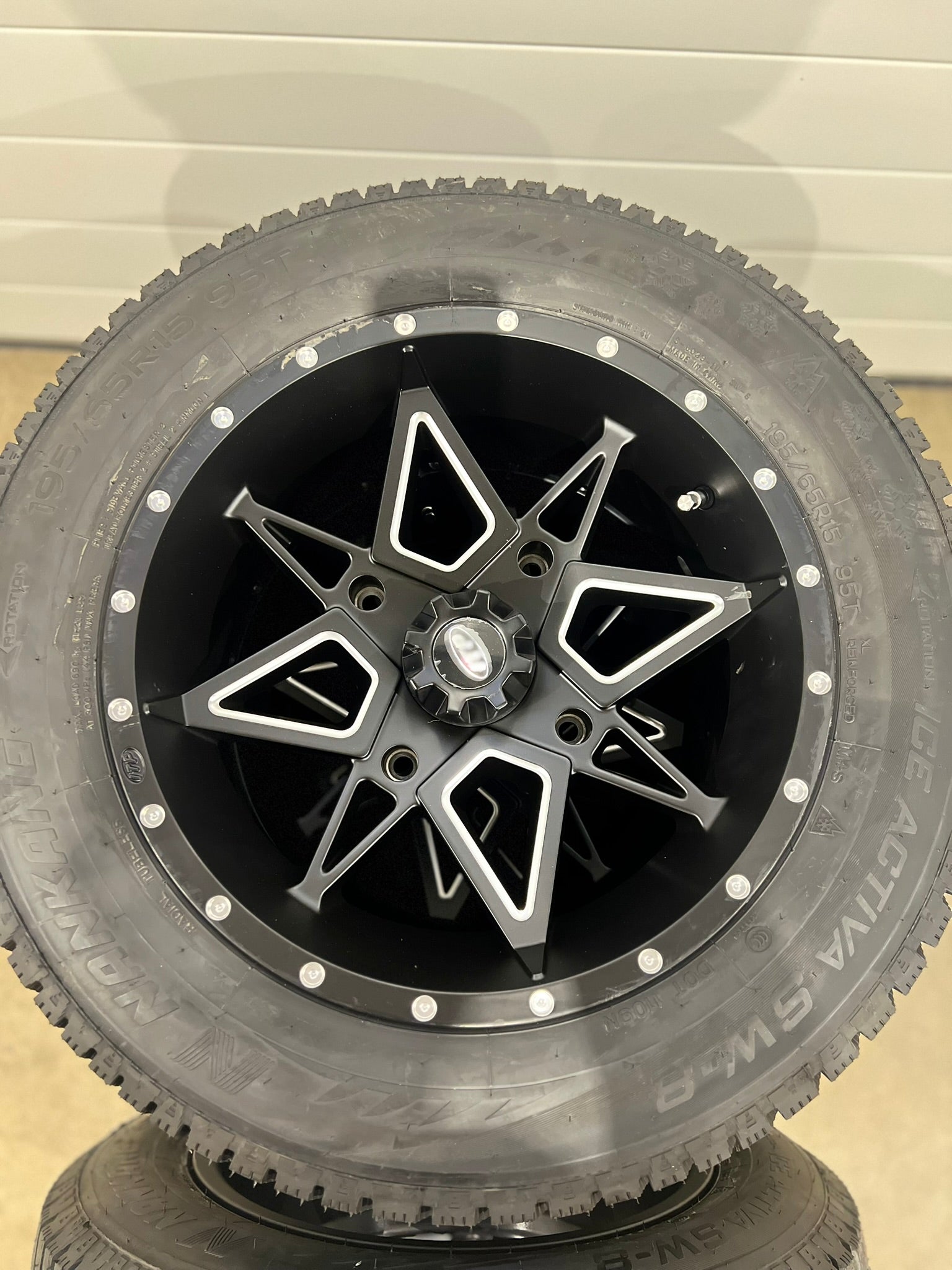 Pyöräsarja nastarenkailla 195/65-15 + ITP Tornado- vanteet