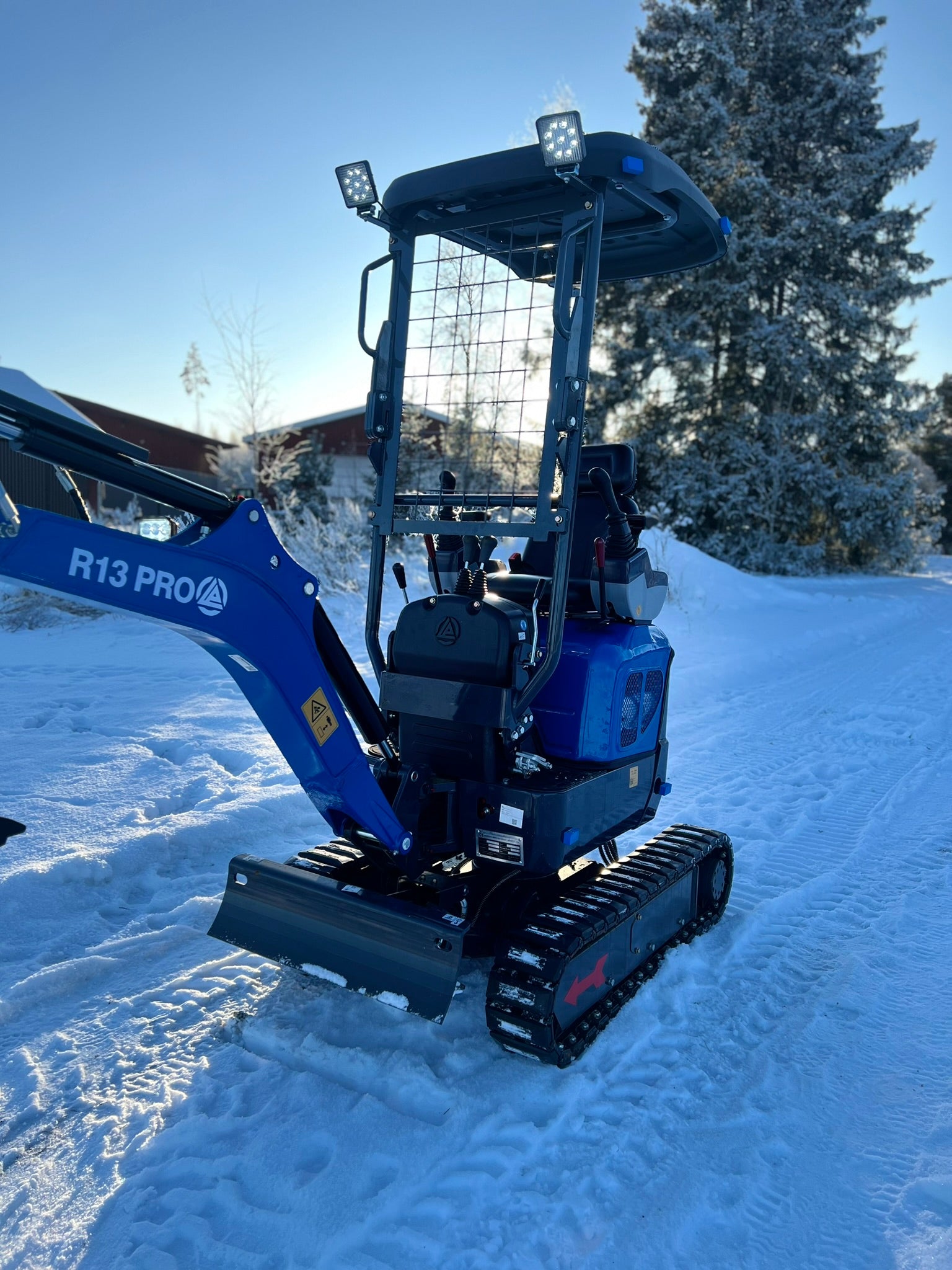 Rippa R13 minikaivinkone -Kubota D722 3-sylinterinen moottori