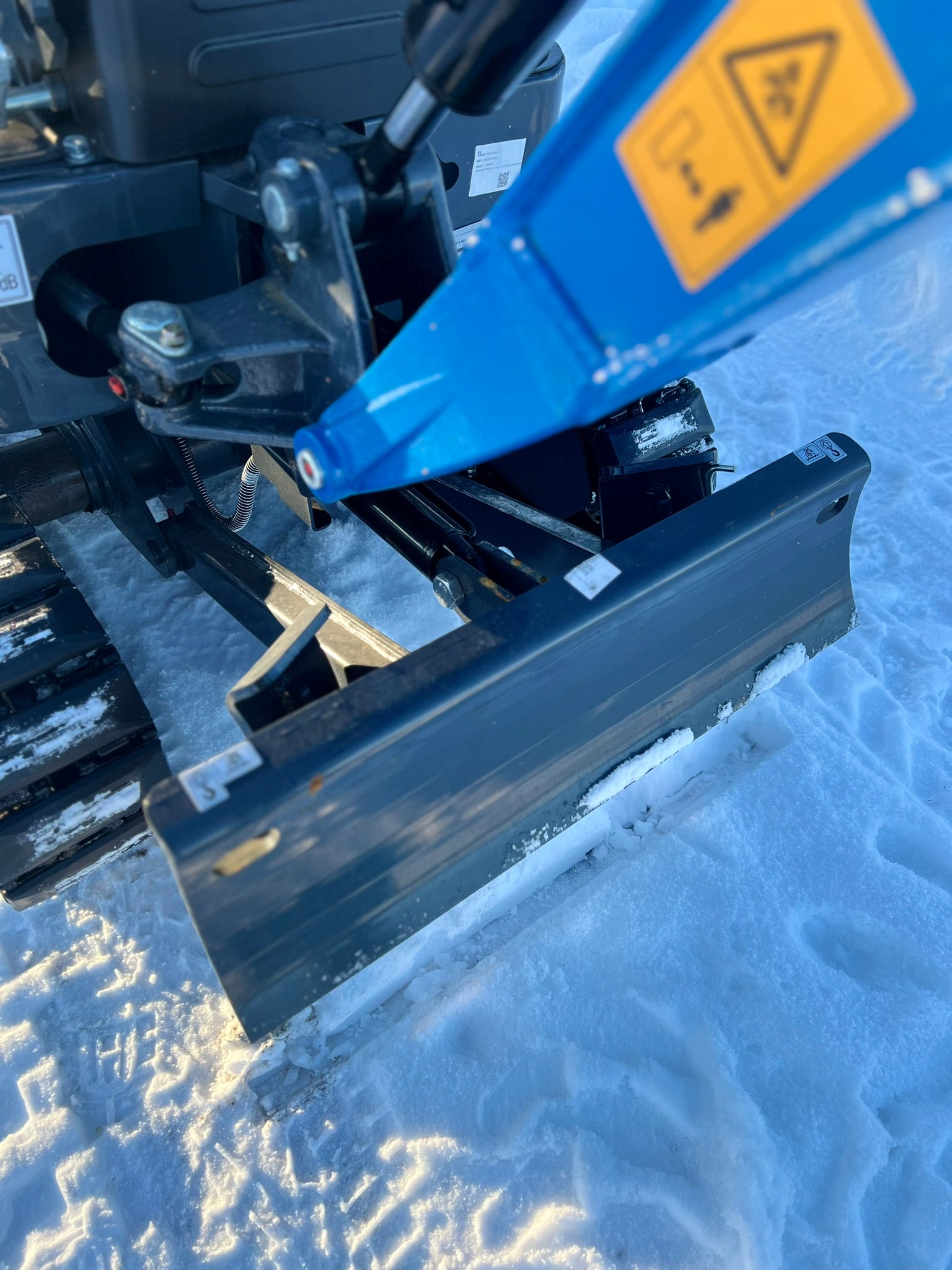 Rippa R13 minikaivinkone -Kubota D722 3-sylinterinen moottori